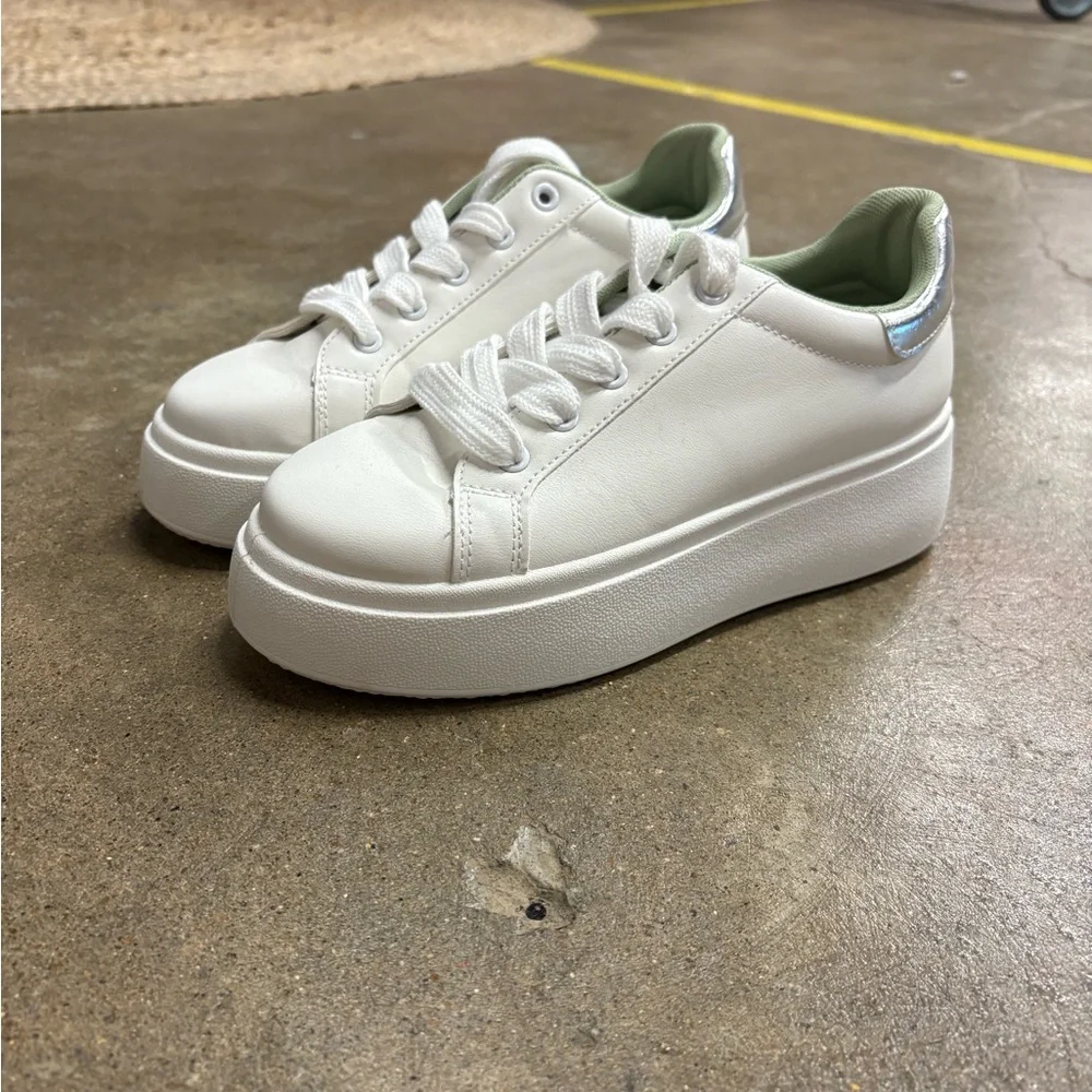 Dirty Laundry White Platform Sneakers with Black Heel and Mint Lining - Picture 4 of 5